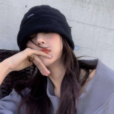 高冷戴帽时尚气质女生头像