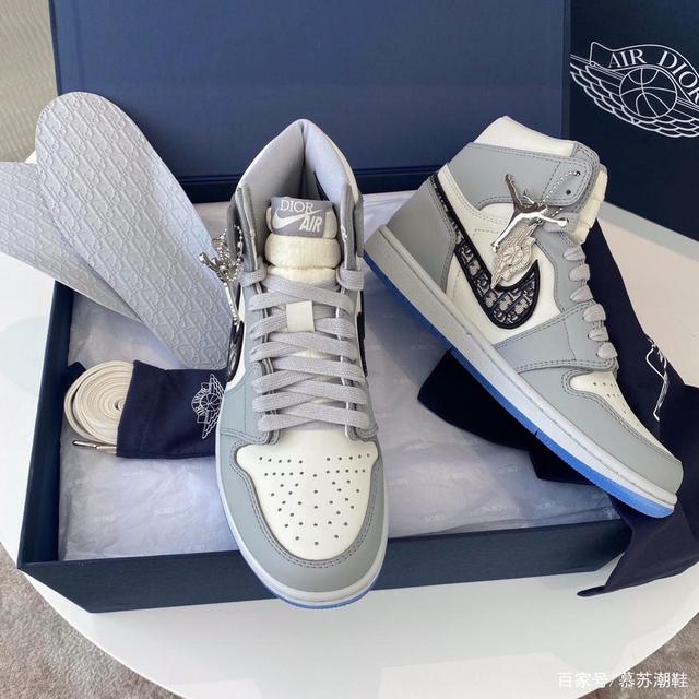 异常过火爆的迪奥aj是无数少年的梦呀 承载着时尚和对偶像的致敬.