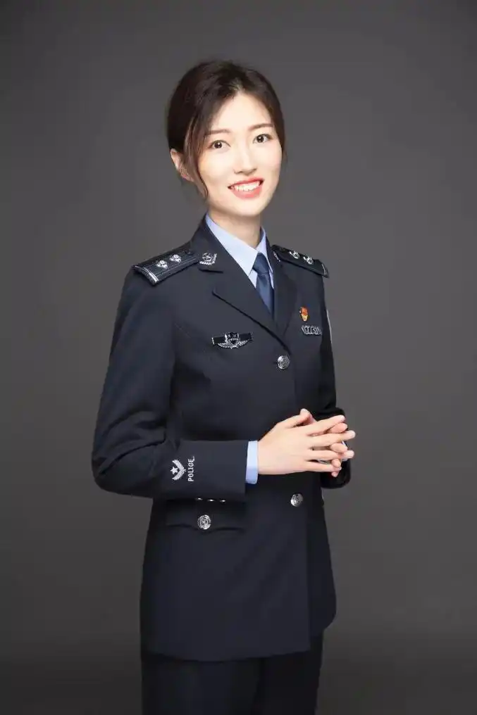 关注这些警察女主播被曝光