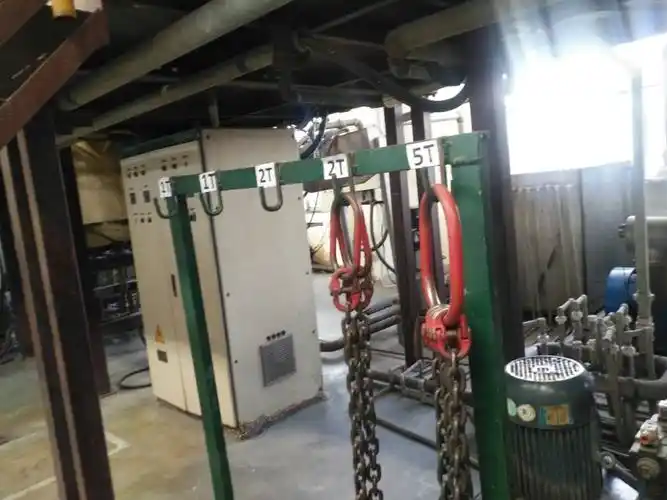 检查吊具摆放架有吨位标识且规范摆放