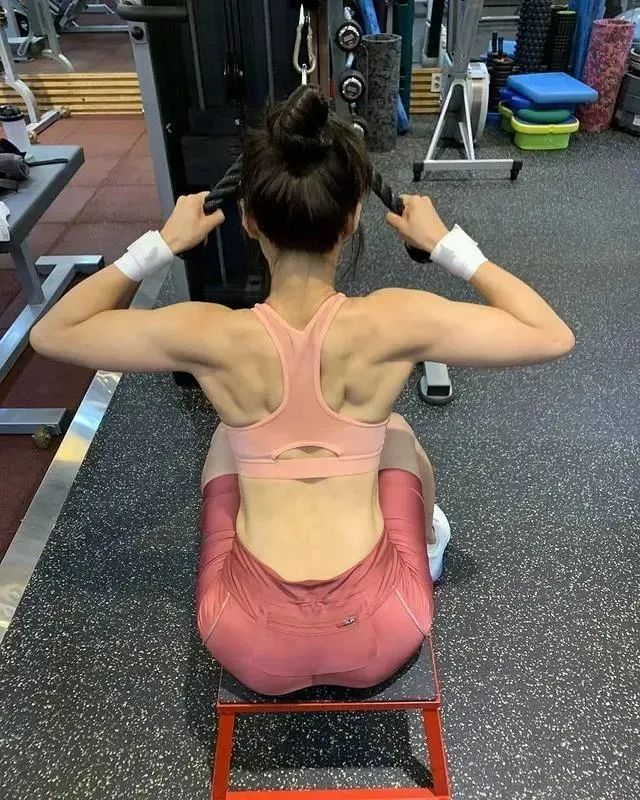 38岁的李诗英身材照刷屏朋友圈,网友:这肌肉谁扛得住?