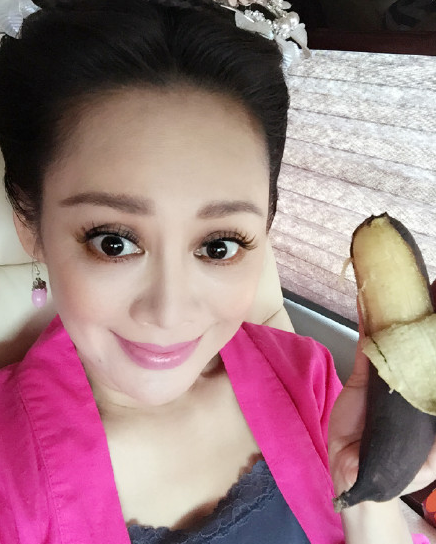 宁静俏皮眨眼   凤凰娱乐讯 今日(6月23日)一早,宁静在微博