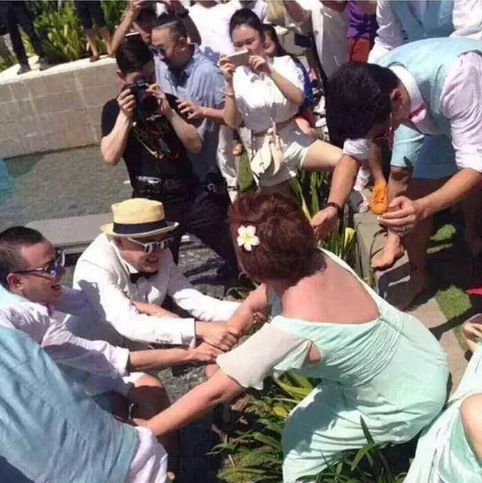 40岁柳岩当街换衣引网友热议,包贝尔婚礼当伴娘被伴郎合伙戏弄_视频