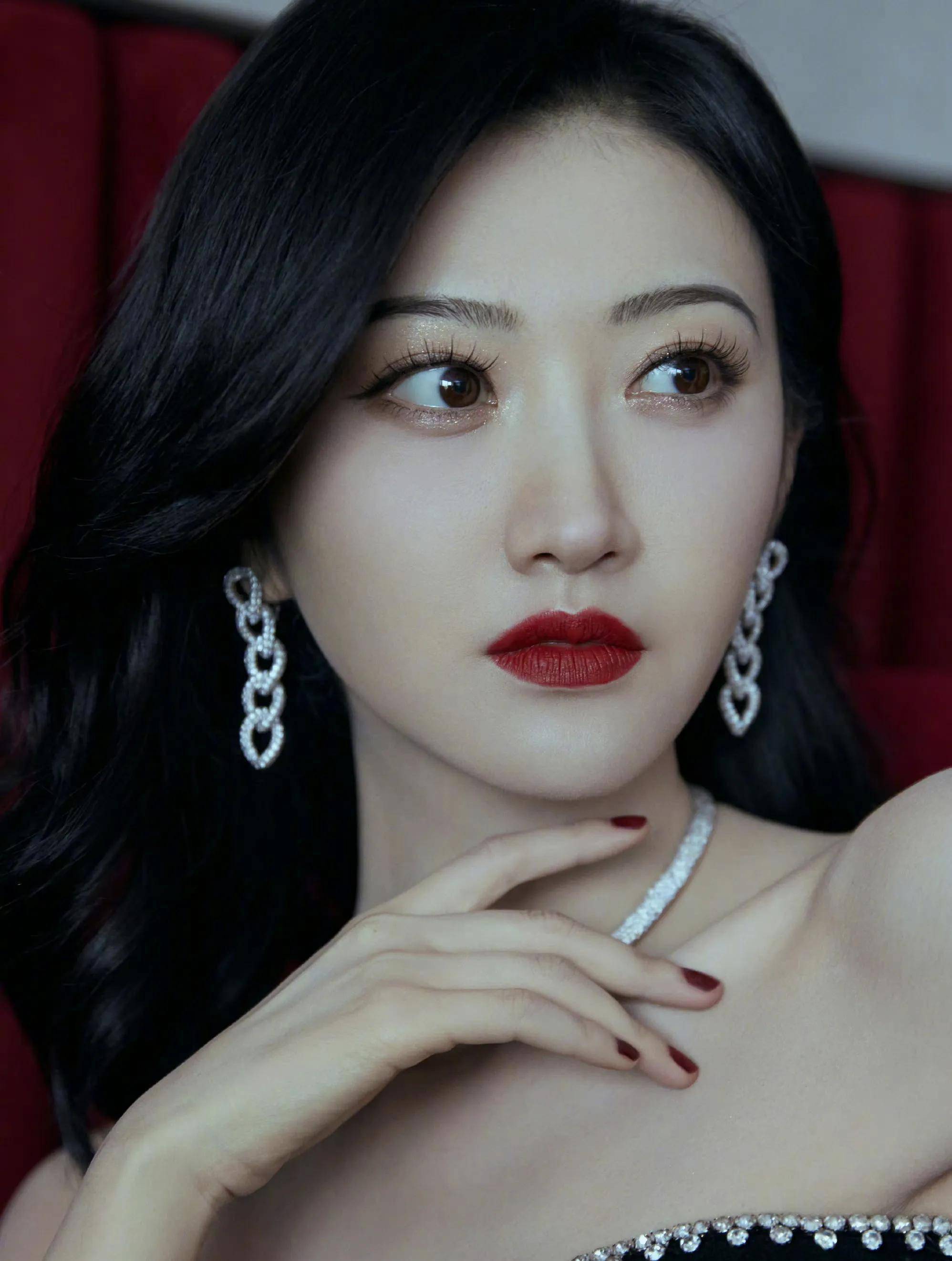 女星景甜写真:甜美可人,端庄优雅