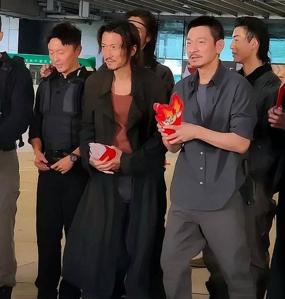 刘德华谢霆锋同框,帅气不输年轻人,谢霆锋身高被暴露