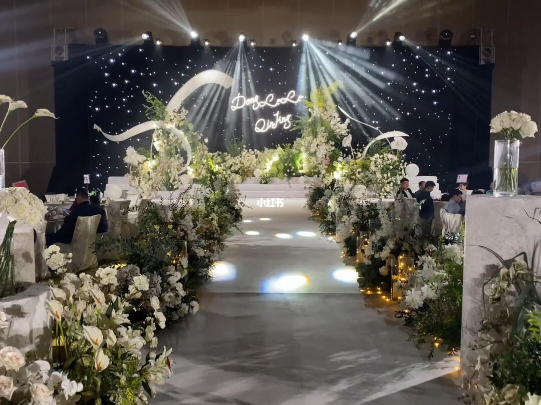 婚礼实拍6米层高无吊顶白绿极简婚礼设计