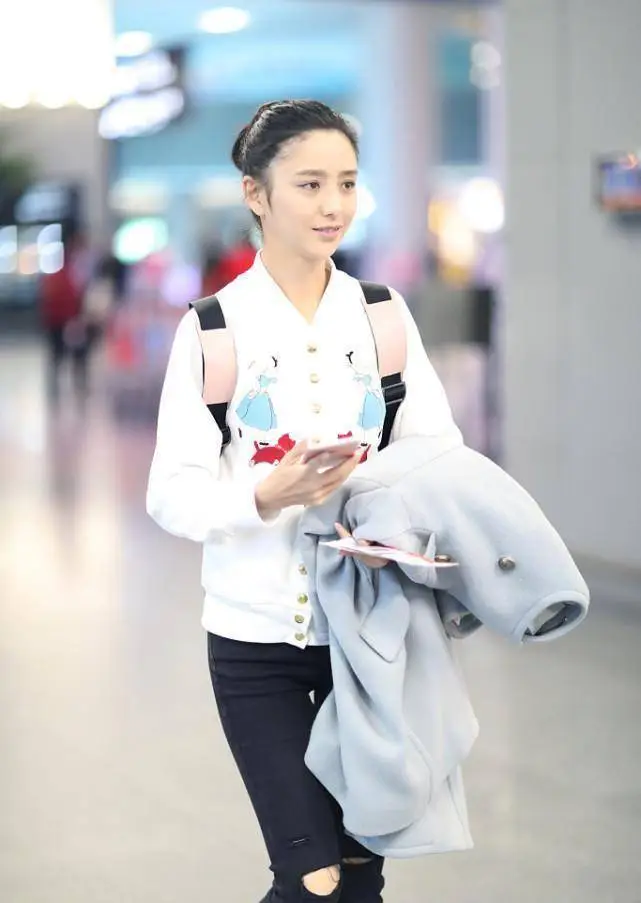 佟丽娅的素颜还挺能打的,私下里穿得真随意,一点明星架子都没有_夹克