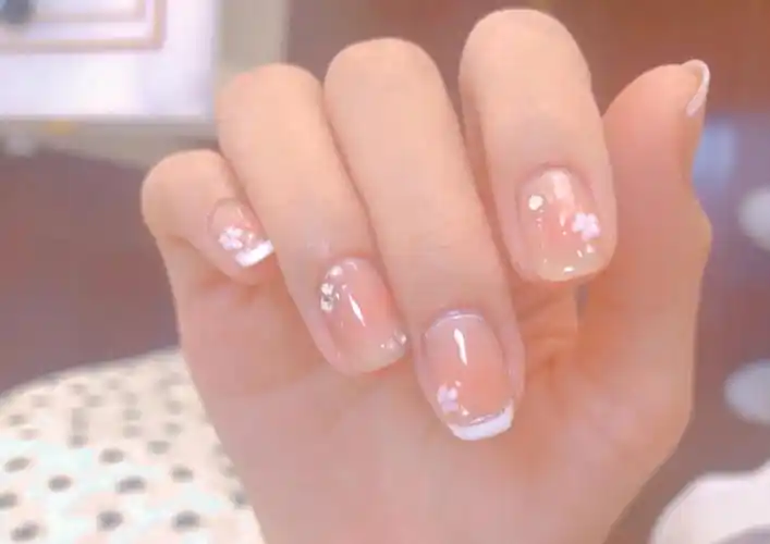 美甲的小姐姐说容易显脏容易翻车后来做了这款冰透粉粉粉嫩嫩 可爱