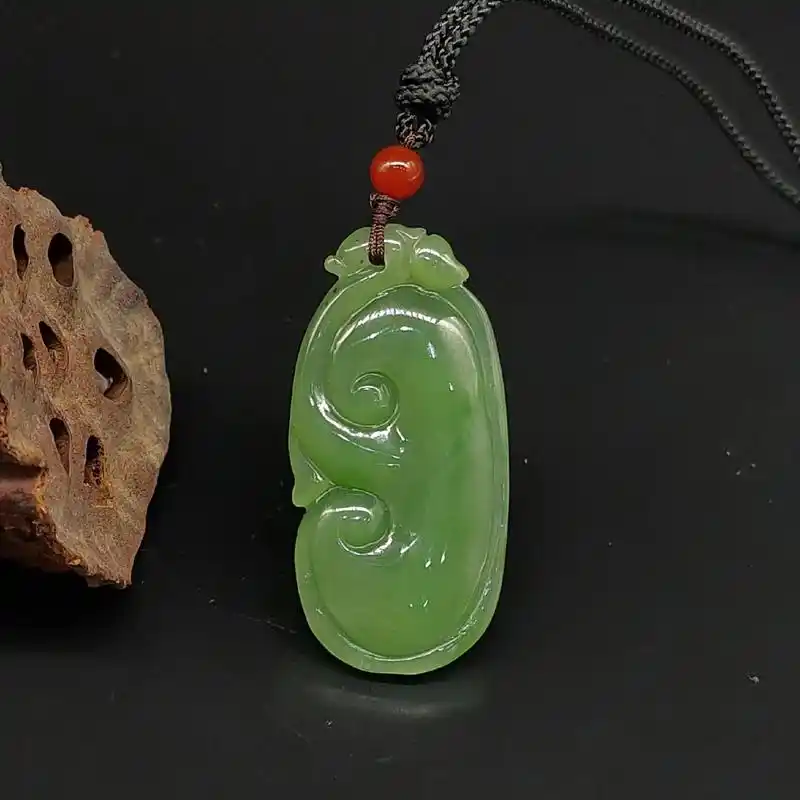 和田玉碧玉如意吊坠 .寓意:吉祥如意. 如意的渊源始于一种挠 - 抖音