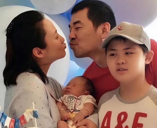 陈建斌发文辟谣,蒋勤勤否认老公有"私生子",夫唱妇随很恩爱