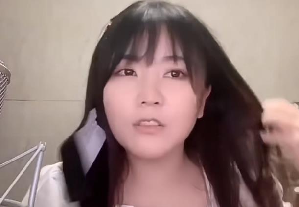 而且还直播化起了妆,这样看的话团团并没有上一张照片中的那么丑,可能