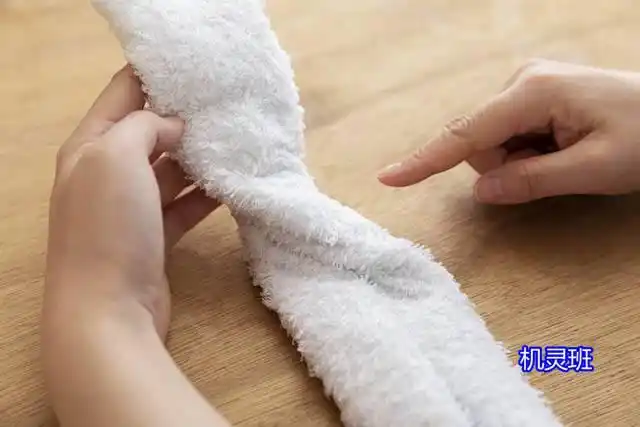 教儿童用毛巾折叠布娃娃玩偶的方法步骤图解