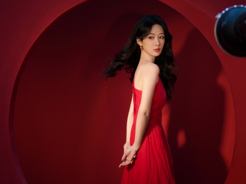 杨紫x今麦郎凉白开正式官宣,红裙"紫"