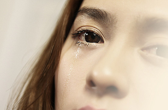 泪流满面的女生哭泣的图片