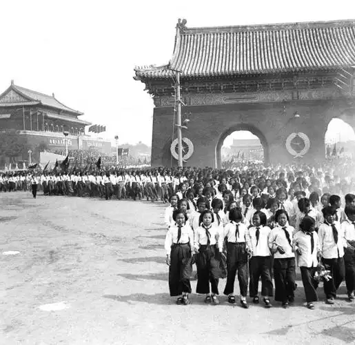 珍贵老照片:50年代的老北京,图四是天桥卖艺,图五是高跷