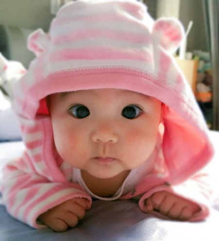 贾静雯身穿黑色吊带露出美背 爱女大眼睛模样可爱