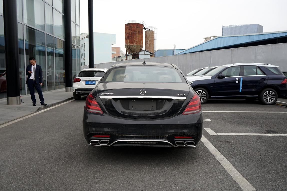奔驰s63lamg4matic黑外米内现车优惠30万元