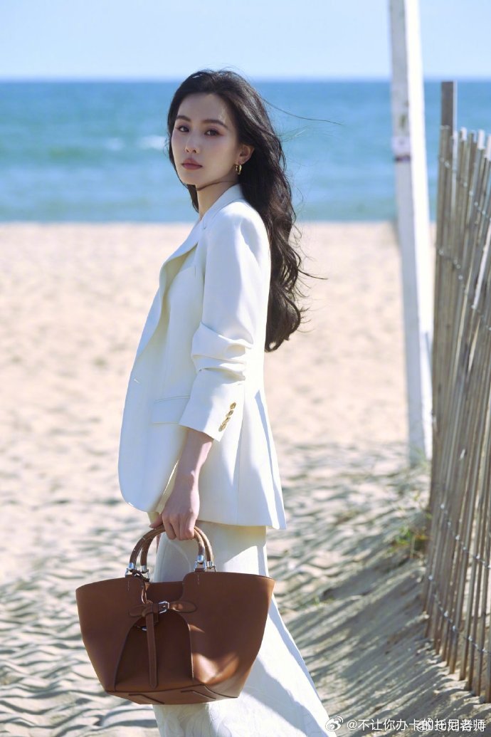 刘诗诗拖地白裙##刘诗诗鱼尾裙配西装外套