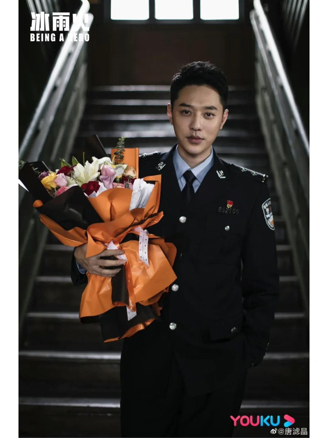 特意找了一下这两位演员穿警服的照片来对比.