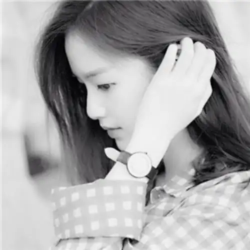 侧脸戴眼镜的女生头像_第1页