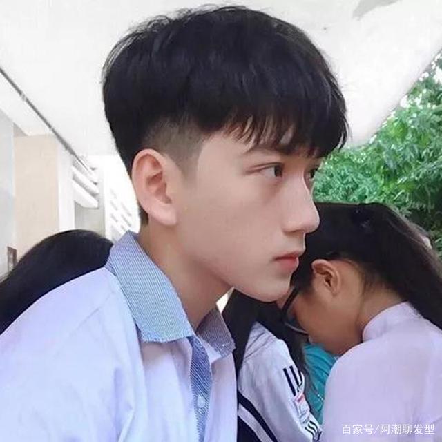 00后的你,理发只会说两边剪短?3款时尚帅气的男生发型参考!