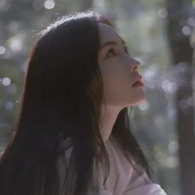 2021最流行的高冷侧脸女生头像