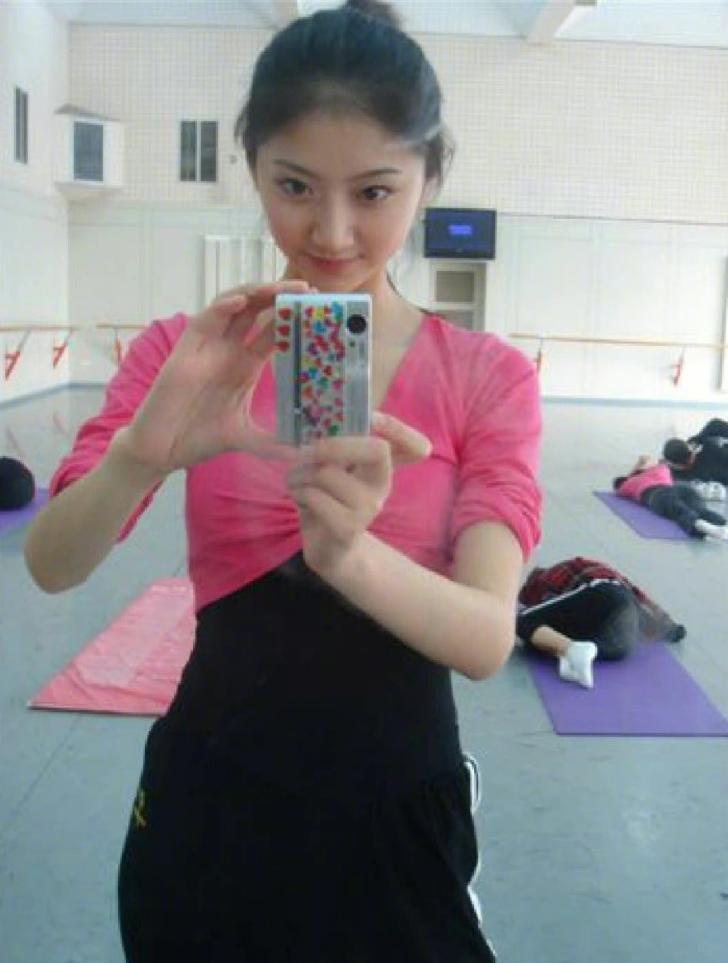 景甜在大学期间的练功照,虽是素颜却依然清纯可人.