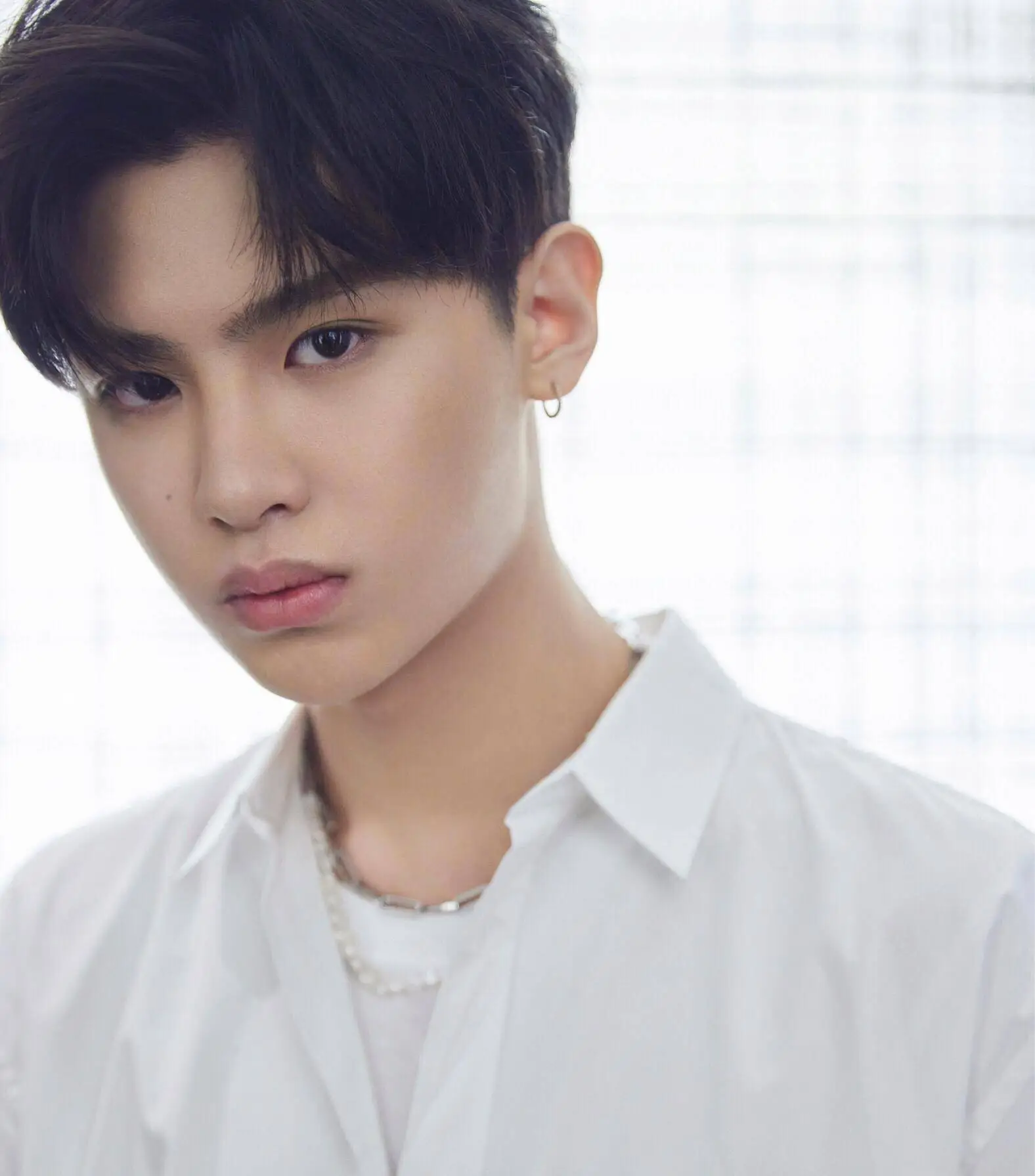 黄明昊地下车库帅照,蔡徐坤氛围感大片出炉,你有被谁帅到?