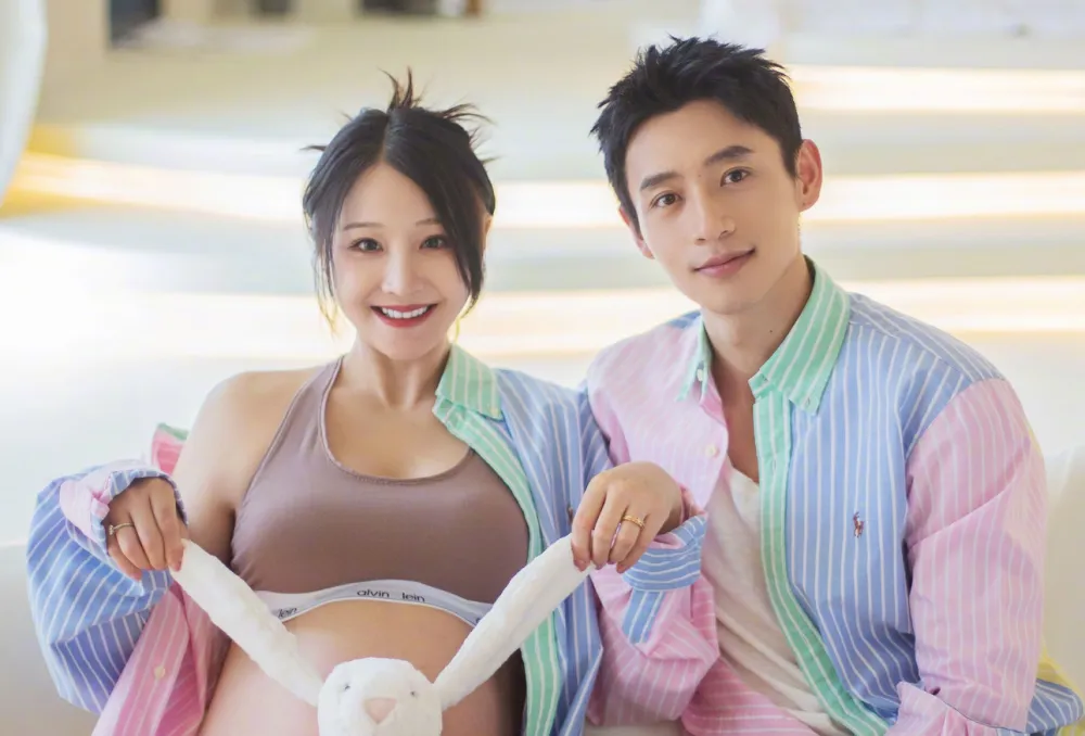 好男人魏晨与爱人相伴近20年,37岁当爸,晒老婆孕照和宝宝脚丫_腾讯