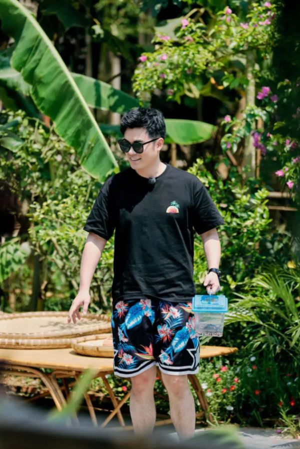 不愧是张子萱非要嫁的人,陈赫穿着t恤配短裤,35岁少年感满满