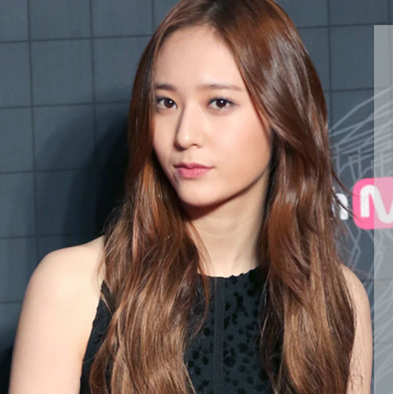 郑秀晶发型图片 四六分刘海配棕黄色头发