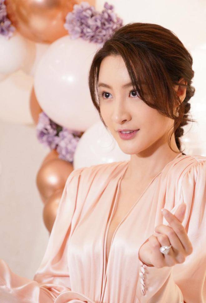 tvb女星林夏薇穿粉色深v连衣短裙出席活动,秀出修长美腿_剧集_续集_角