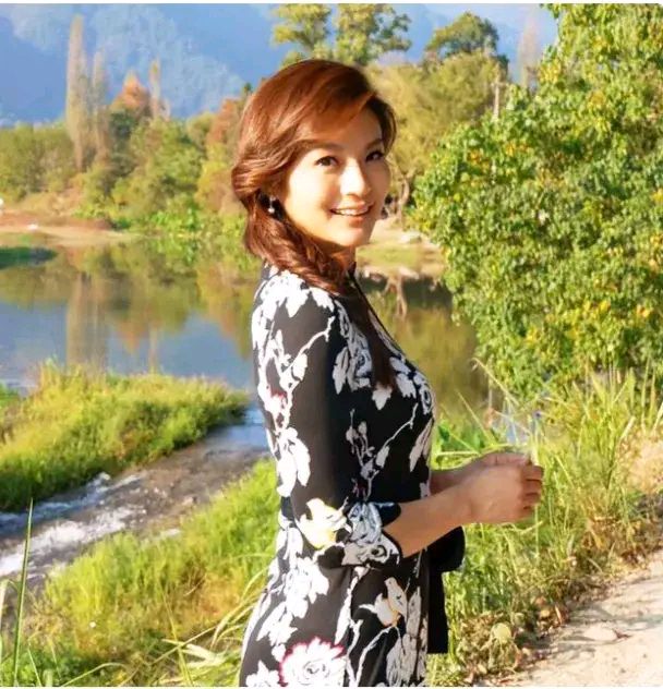 回眸一笑百媚生,照片中的美女主持是谁?