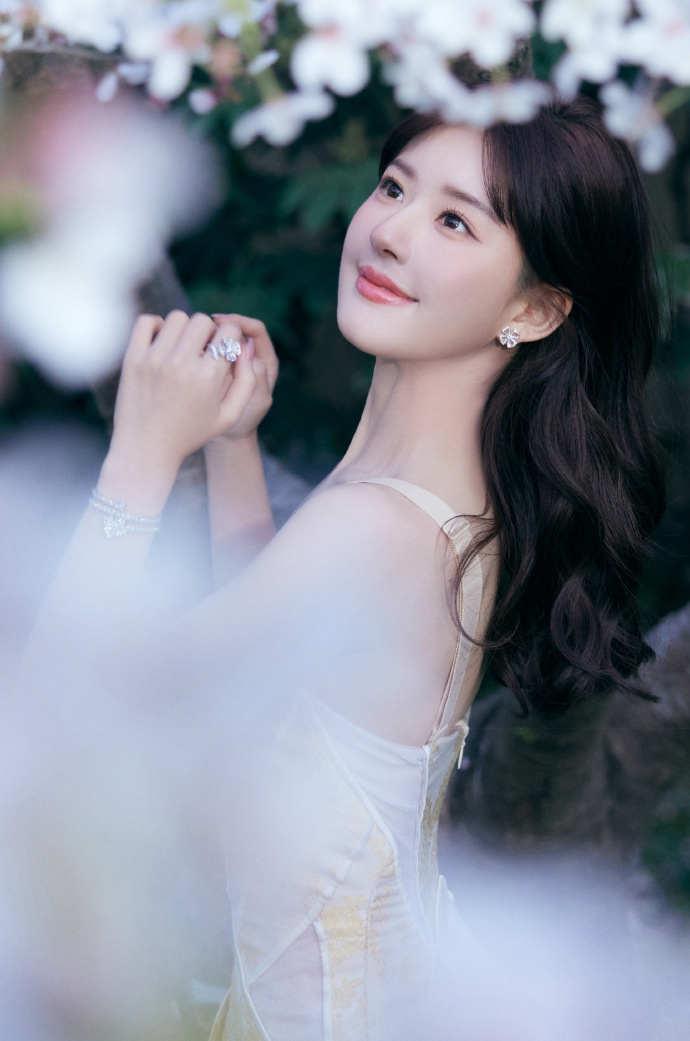 赵露思直播##赵露思 澳门鬼迷日眼的照片##赵露思高定短裙