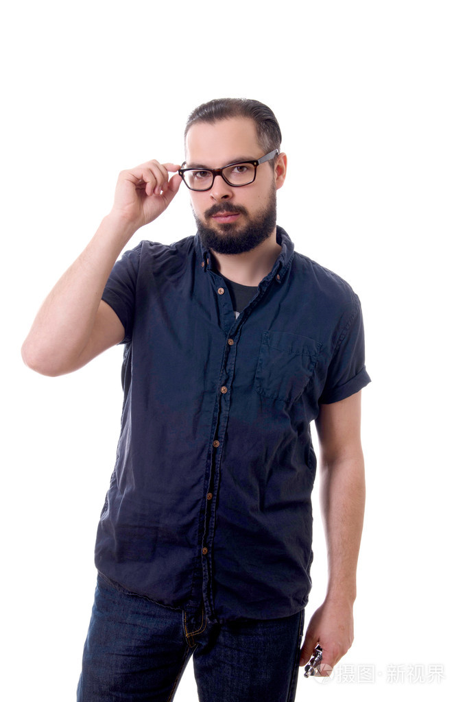 年轻的帅小伙留着胡子戴眼镜在白色背景上孤立