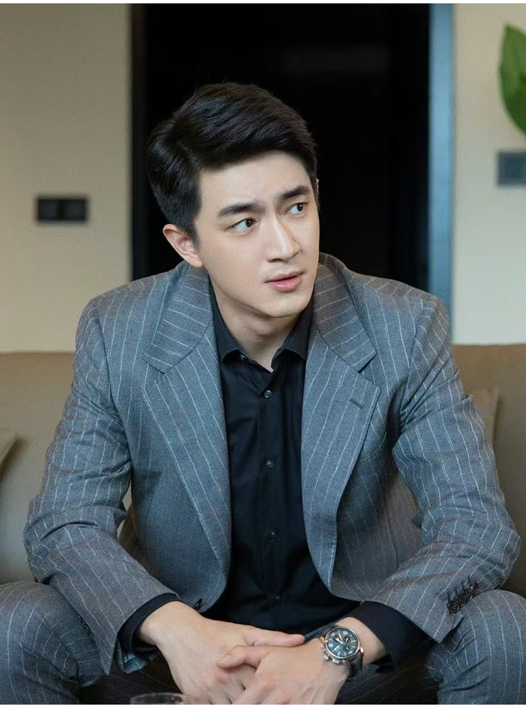 在最近热播的电视剧《请叫我总监》中,林更新的西装造型真是让人幢ゥ