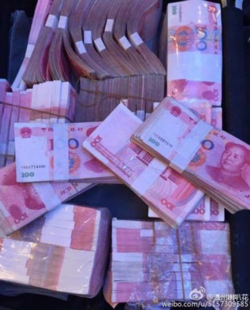 老板年会上提供80万现金 优秀员工每人可抓一把