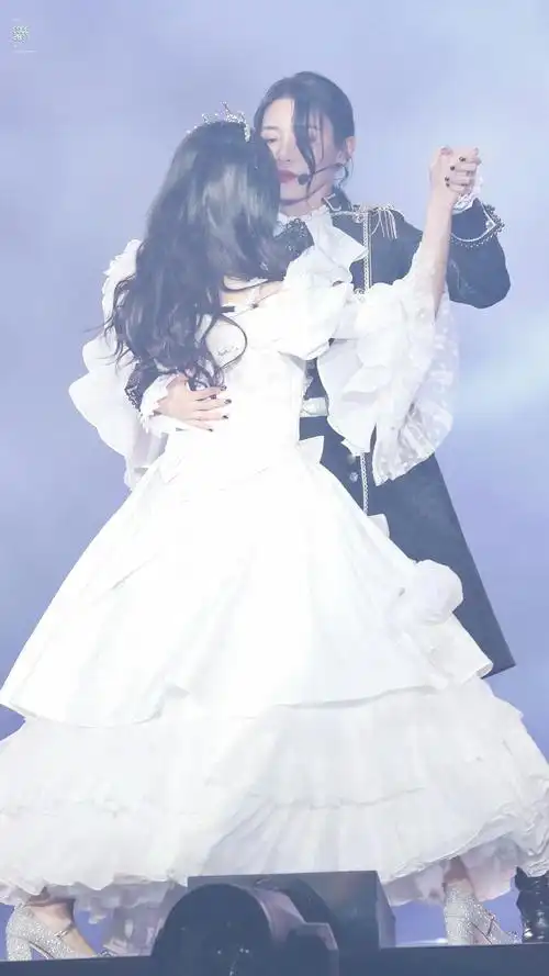 莫寒痛的拼命按压自己的肚子,想要缓解一下疼痛,却