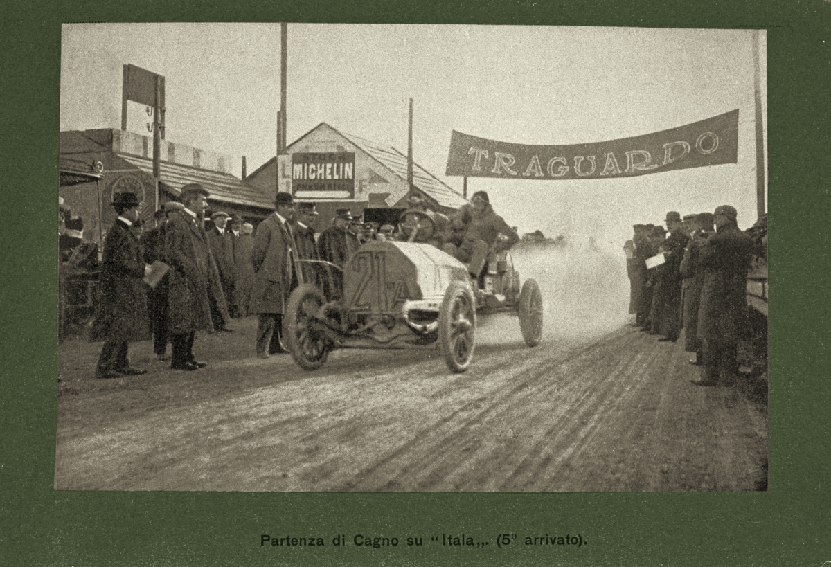 一个人行走在夜里,冷风瑟瑟,看看身边只有自己的影子陪着自己,在没有