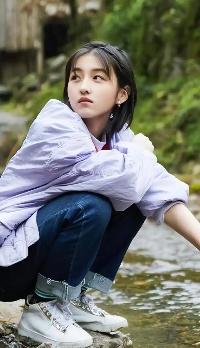 "无人敢惹"张子枫:靠"5个爸爸"成京圈宠儿,后恋渣男被群嘲