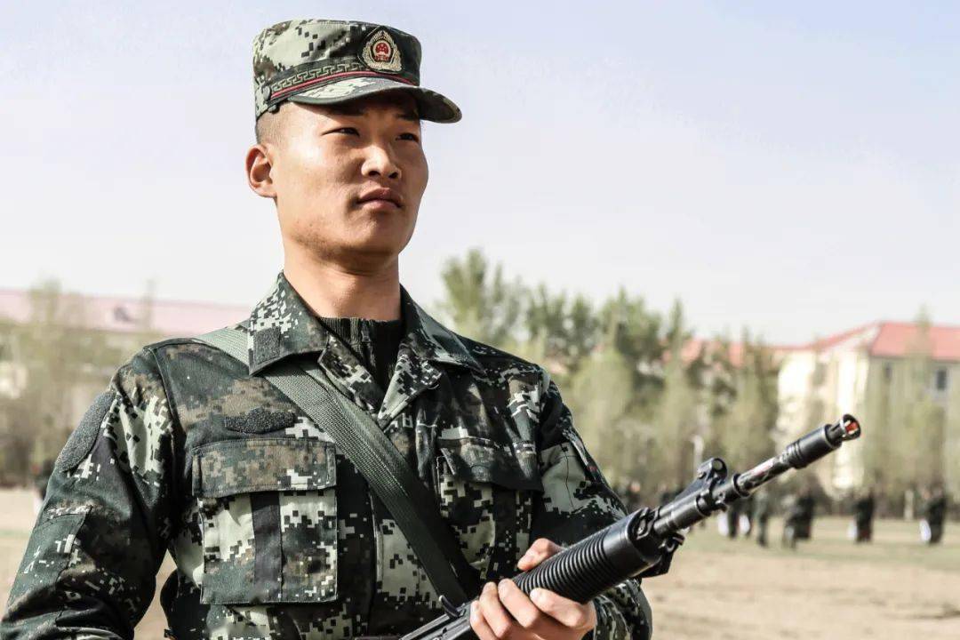 熟练操作手中武器是军人的基础技能胸中激情似火,看我亮剑沙场班长