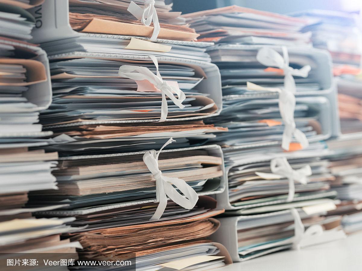 办公室里堆积如山的文件