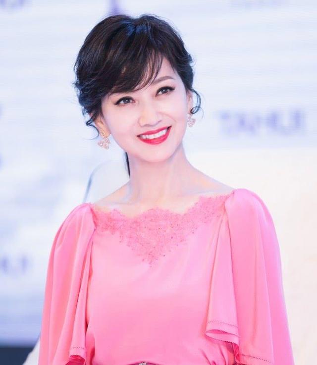 赵雅芝扮嫩得挺成功,穿一身粉惊艳亮相活动,66岁穿出40来岁的美