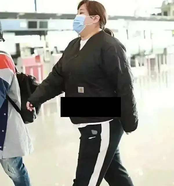 尽管贾玲的身材确实变胖了,但她行走时已经非常自信,毫不感到自卑.