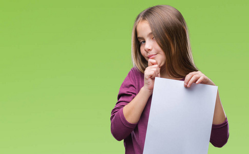 年轻漂亮的女孩拿着空白纸在孤立的背景上严肃的脸思考问题很困惑的