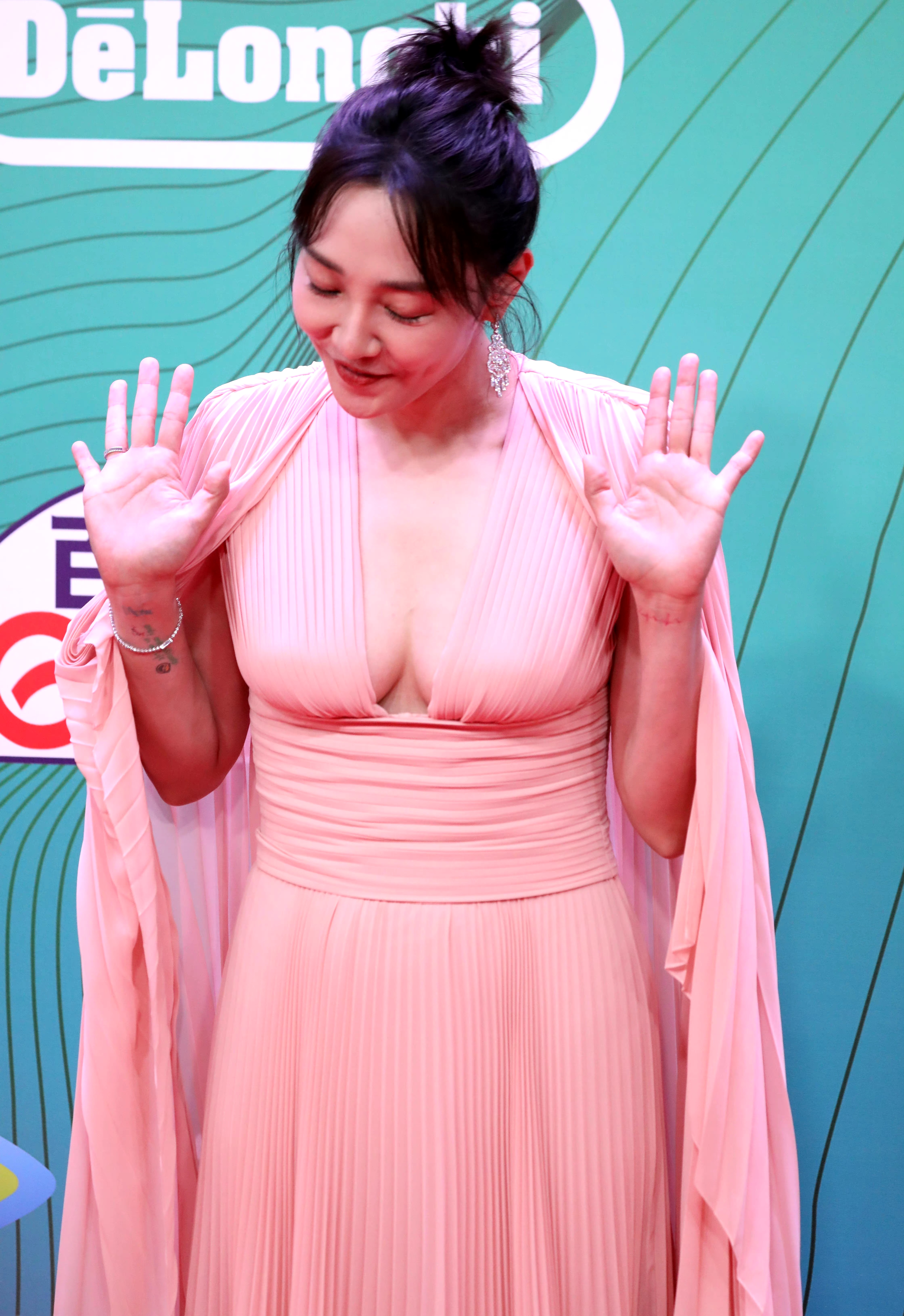 白百何深v[色][色][色],这身材长得有点太好了,应该不是我一个人的感