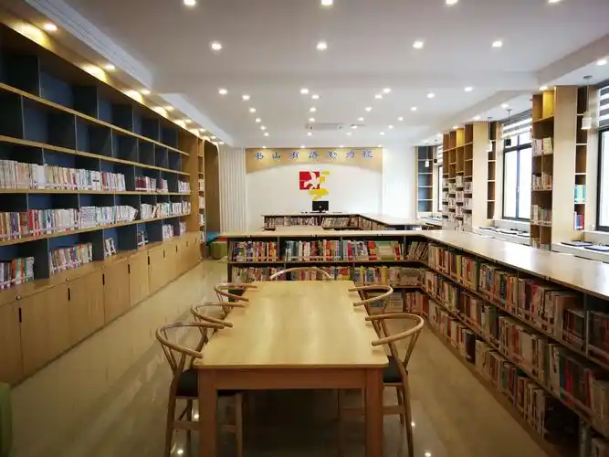 学校新装修的图书室
