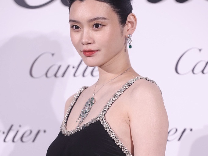 奚梦瑶官宣二胎后首亮相 穿吊带裙孕肚明显