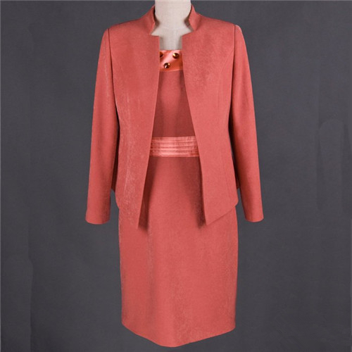 有些情况下黑色的衣服是不吉利了,因此不建议穿黑色的,在中式婚礼中到