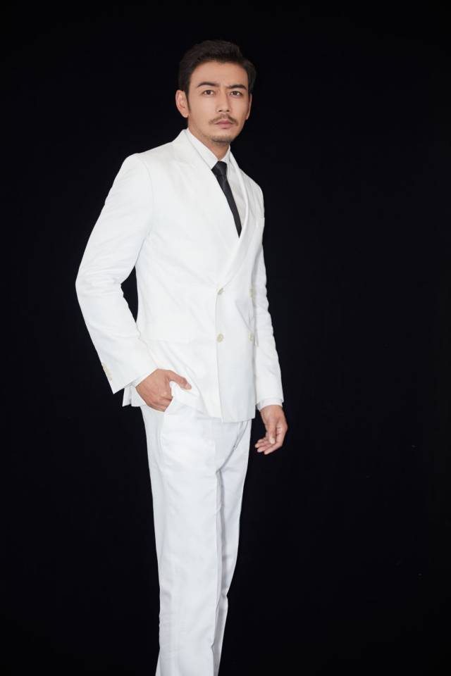 杨烁白色西装身材笔挺